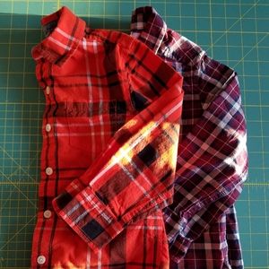 Set of 2 button down shirts 4/4T